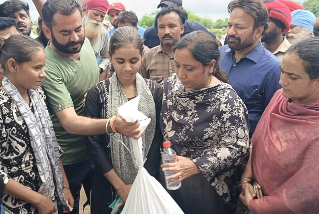 फ़ाज़िल्का बाढ़ प्रभावितों की सहायता में आगे आईं मंत्री बलजीत कौर