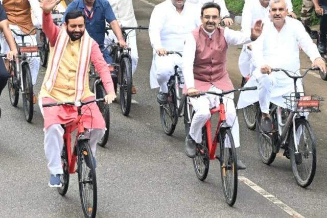 CM सैनी का अनोखा उदाहरण, साइकिल पर निकले तो विधायकों ने भी साथ निभाया