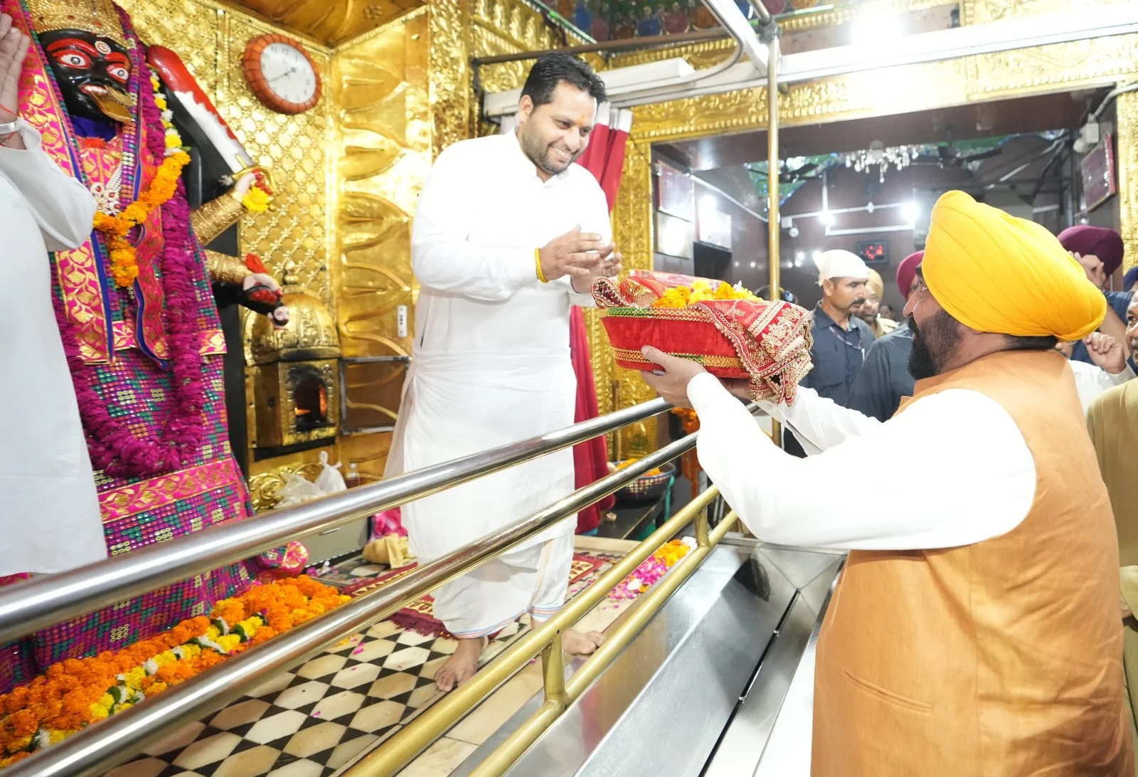 सीएम ने धार्मिक अनुष्ठान के बाद जनकल्याण के लिए जताया संकल्प