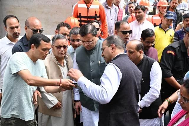 स्यानाचट्टी में आपदा राहत कार्यों का जायज़ा लेते दिखे मुख्यमंत्री धामी