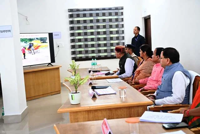 धामी ने जिला पंचायत सभागार में आपदा प्रबंधन बैठक की अध्यक्षता की