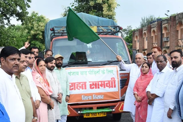 पंजाब के लिए राहत सामग्री से भरे ट्रकों को हरी झंडी दिखाकर किया रवाना