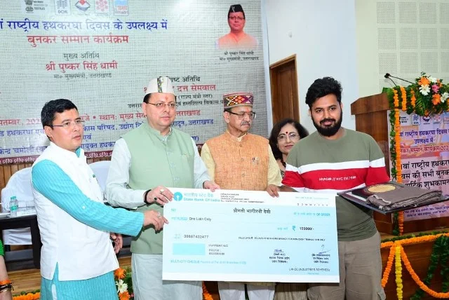 सीएम धामी ने बढ़ाया कारीगरों का हौसला, शिल्प रत्न पुरस्कार वितरित