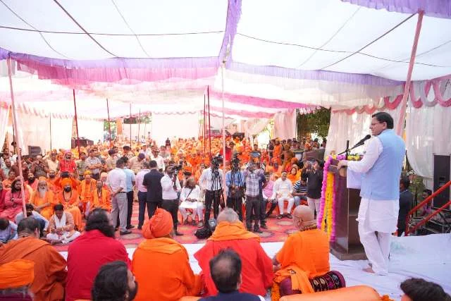 सीएम धामी ने संतगणों का आशीर्वाद लेकर छड़ी यात्रा भेजी