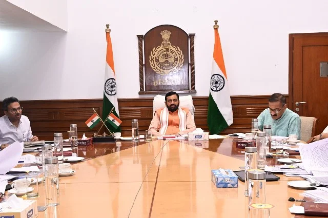 सीएम सैनी ने अधिकारियों को जनता के प्रति जवाबदेह रहने का निर्देश दिया