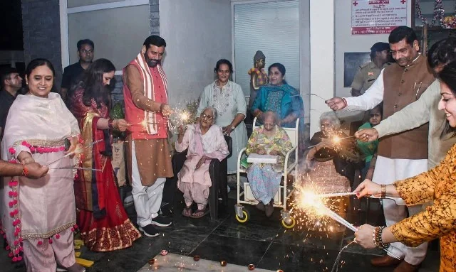 दीपोत्सव के मौके पर सीएम सैनी ने वृद्धजनों संग साझा की खुशियां