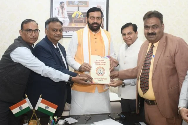 न्यायमूर्ति ललित बत्रा ने सीएम सैनी को दी आयोग की रिपोर्ट, की सौजन्य मुलाकात