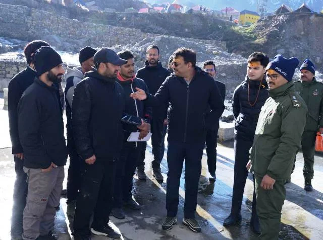 बाबा केदारनाथ के दर्शन के बाद मुख्य सचिव ने पुनर्निर्माण कार्यों की समीक्षा की