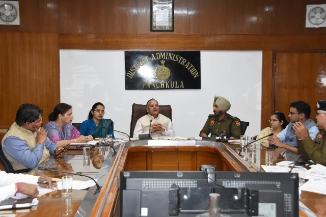 DC सतपाल शर्मा ने बैठक में कहा—सुरक्षित यातायात के लिए ई-रिक्शा नियम पालन अनिवार्य