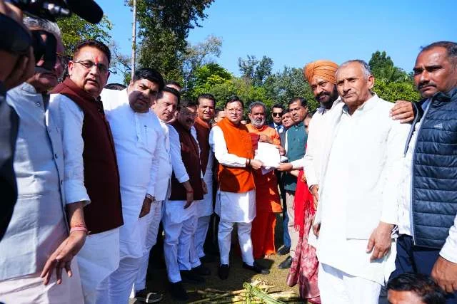 गन्ना मूल्य घोषणा की मांग पर किसानों ने सीएम को ज्ञापन सौंपा, धामी ने भरोसा दिलाया