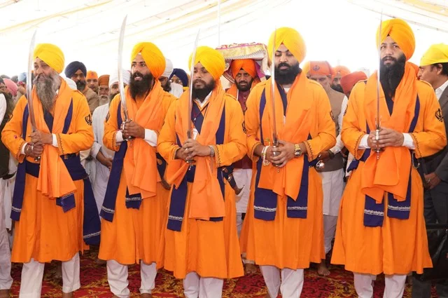 मुख्यमंत्री सैनी ने गुरु ग्रंथ साहिब को सिर पर उठाकर दी अनूठी श्रद्धांजलि