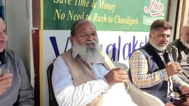 1970 से सदर बाजार चौक पर चाय की परंपरा निभा रहे हैं अनिल विज