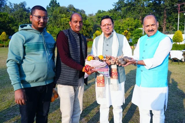 सीएम आवास में शिष्टाचार भेंट, पहाड़ी जैविक उत्पादों के साथ विधायक जीना की उपस्थिति