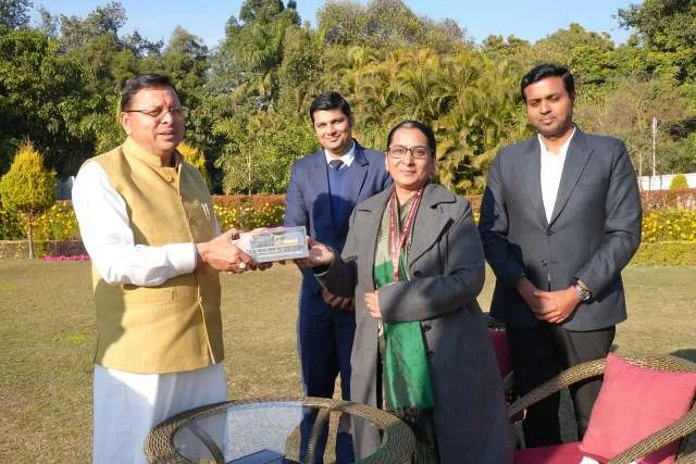 राज्य की रेल परियोजनाओं की प्रगति पर सीएम धामी से संवाद