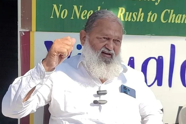 मीडिया से बातचीत में अनिल विज का कांग्रेस पर तीखा प्रहार