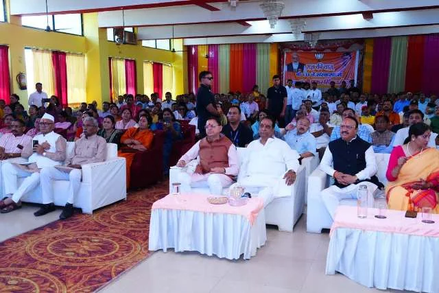 देहरादून में ‘मन की बात’ सुनने के लिए जुटे लोग, सीएम धामी भी रहे मौजूद