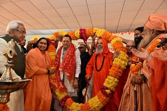 धार्मिक कार्यक्रम में शामिल होकर सीएम धामी ने संतों का किया सम्मान