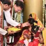 अल्मोड़ा में महोत्सव के दौरान सीएम धामी ने कन्या पूजन कर श्रद्धा जताई
