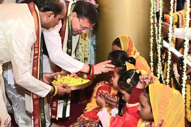 अल्मोड़ा में महोत्सव के दौरान सीएम धामी ने कन्या पूजन कर श्रद्धा जताई