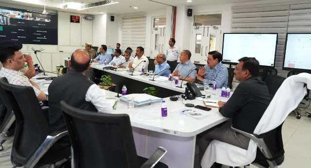 आईटी पार्क स्थित कंट्रोल रूम से चारधाम यात्रा व्यवस्थाओं का लिया जायजा