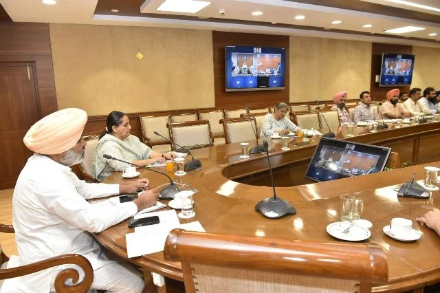 उच्च स्तरीय समीक्षा बैठक में विकास परियोजनाओं की प्रगति पर हुई चर्चा