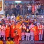 गंगा आरती के दौरान धार्मिक और सांस्कृतिक वातावरण से सराबोर हुआ परमार्थ निकेतन