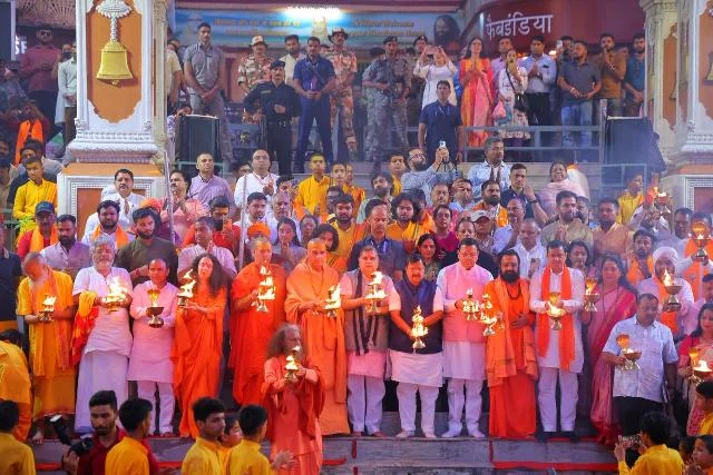 गंगा आरती के दौरान धार्मिक और सांस्कृतिक वातावरण से सराबोर हुआ परमार्थ निकेतन