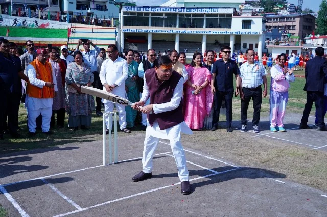 जनपद भ्रमण के दौरान मुख्यमंत्री ने क्रिकेट मैदान का उद्घाटन किया