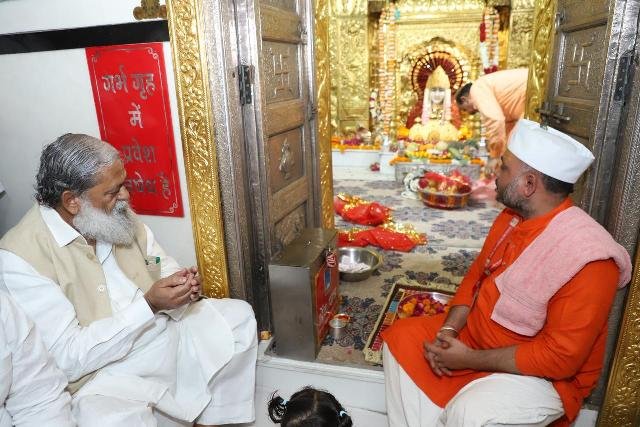 पंचकूला में माता मनसा देवी सिद्धपीठ में श्रद्धाभाव से पहुंचे मंत्री अनिल विज
