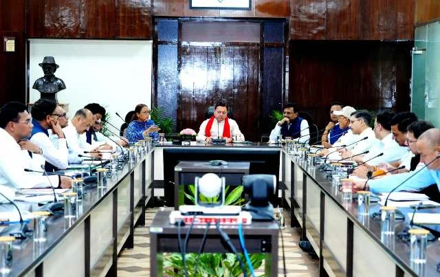 मुख्यमंत्री घोषणाओं की समीक्षा में लापरवाही पर सख्त चेतावनी