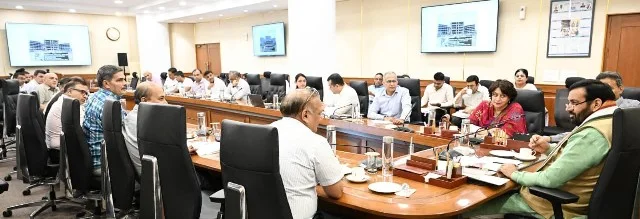 राज्य की अहम इंफ्रास्ट्रक्चर परियोजनाओं को तय समय में पूरा करने के निर्देश