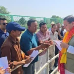 लोहियाहेड हेलीपैड पर मुख्यमंत्री धामी ने सुनीं जनता की समस्याएं
