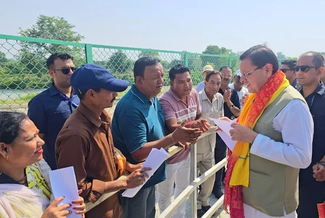 लोहियाहेड हेलीपैड पर मुख्यमंत्री धामी ने सुनीं जनता की समस्याएं