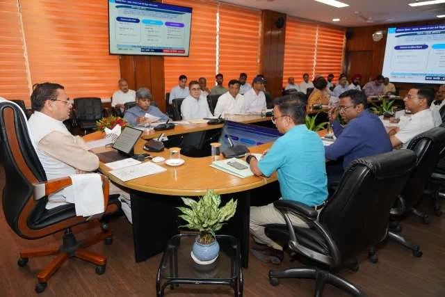 अवसंरचना परियोजनाओं में तेजी लाने के लिए मासिक और दस-दिवसीय समीक्षा के निर्देश