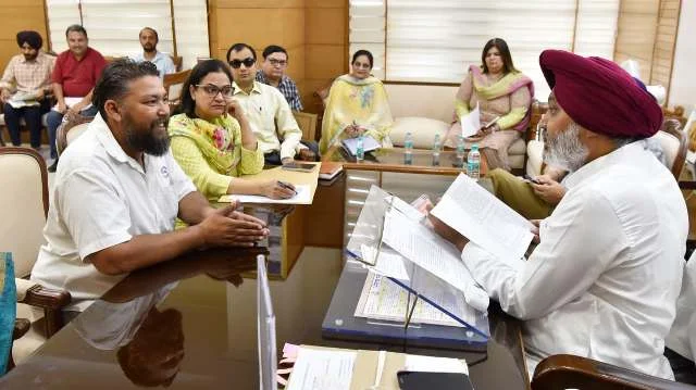 कर्मचारियों की समस्याओं के समाधान और कल्याण के लिए सरकार की प्रतिबद्धता दोहराई गई