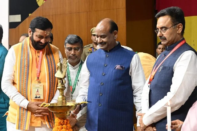 डिजिटल अर्थव्यवस्था और वैश्विक प्रतिस्पर्धा के दौर में लोकतांत्रिक संस्थाओं की भूमिका पर जोर
