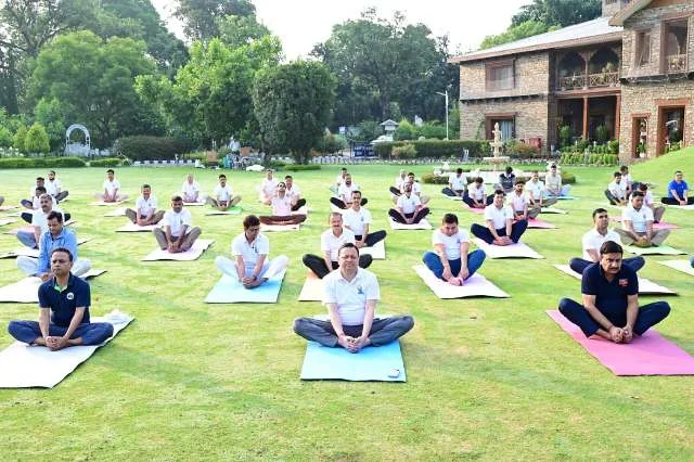 निरोगी जीवन और मानसिक संतुलन के लिए योग को अपनाने की अपील